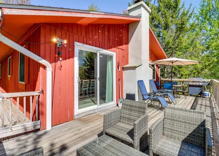 Lakefront Poconos Vacation Rental With Swim Dock!