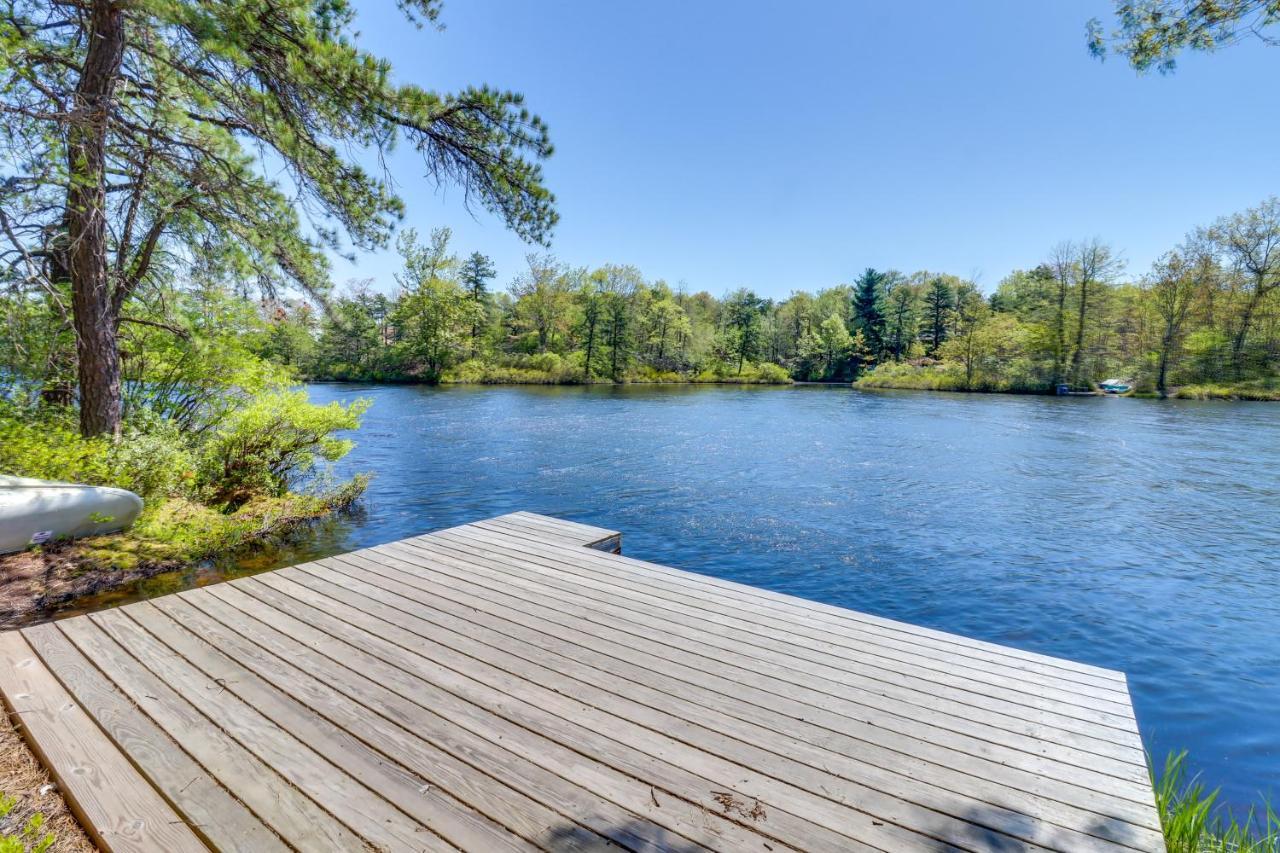 Casa de férias Lakefront Poconos Vacation With Swim Dock! *