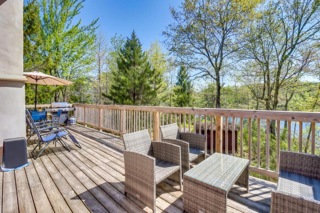 Lakefront Poconos Vacation With Swim Dock! Casa de férias *
