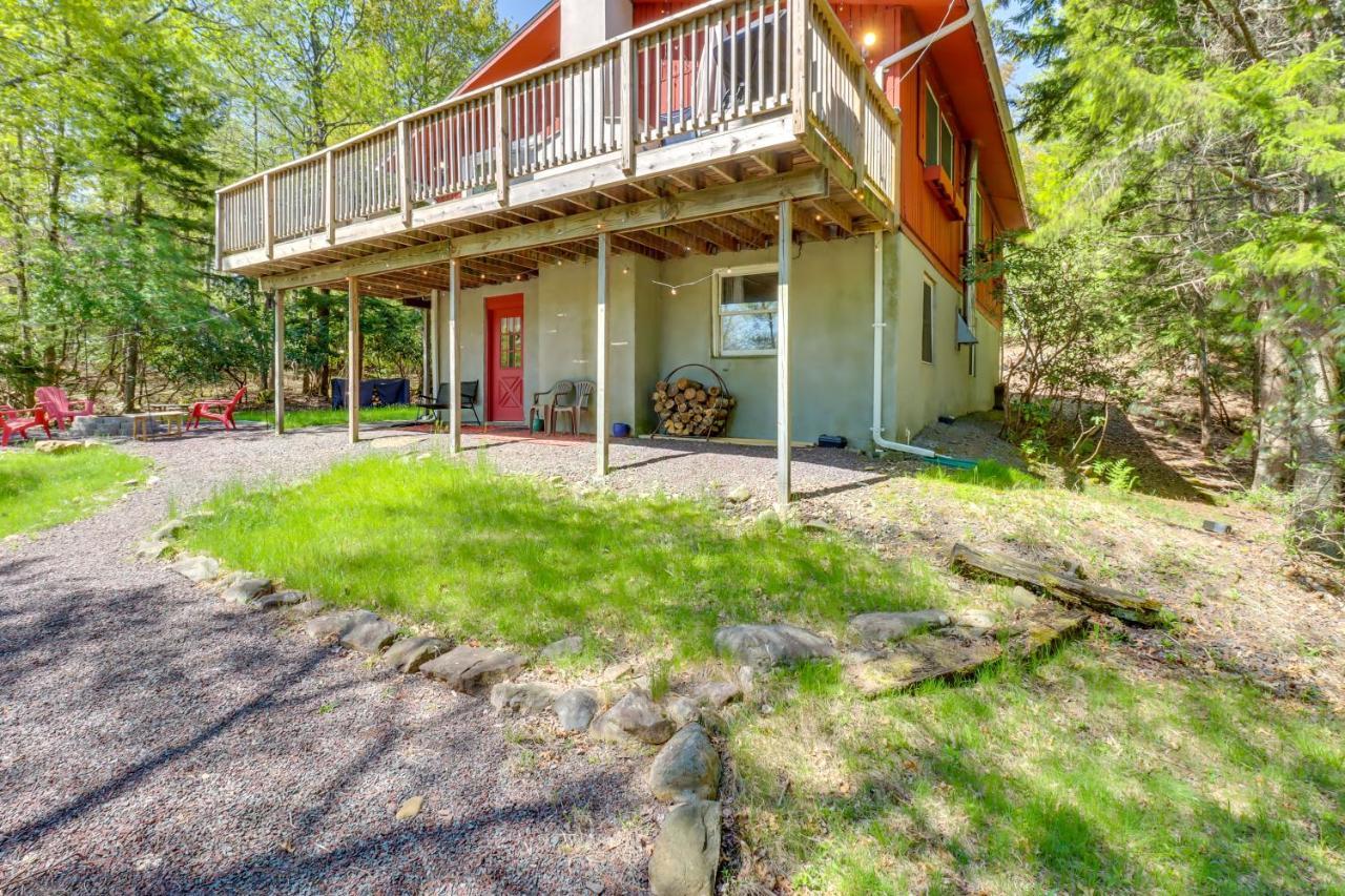 Casa de férias Lakefront Poconos Vacation With Swim Dock! *